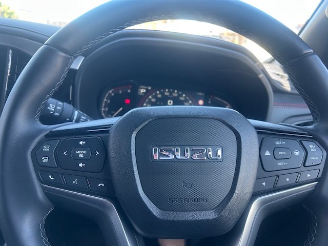 2025 Isuzu MU-X X-TERRAIN MY25 MOONSTONE WHITE