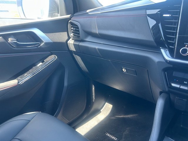 2025 Isuzu MU-X X-TERRAIN MY25 MOONSTONE WHITE