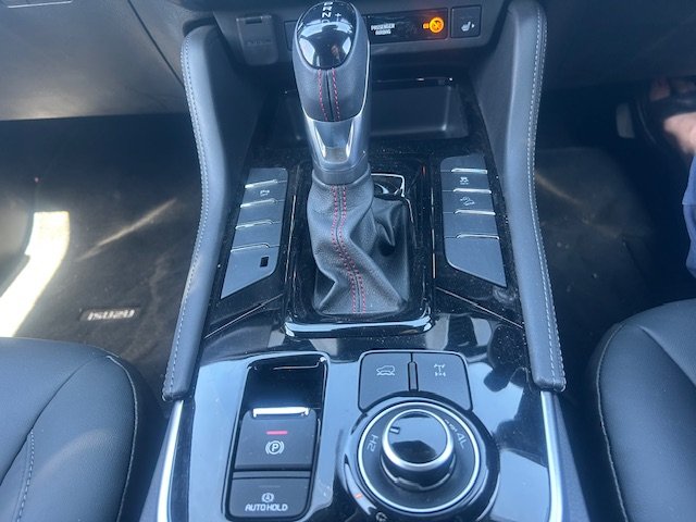 2025 Isuzu MU-X X-TERRAIN MY25 MOONSTONE WHITE