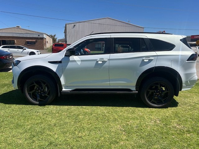 2025 Isuzu MU-X X-TERRAIN MY25 MOONSTONE WHITE