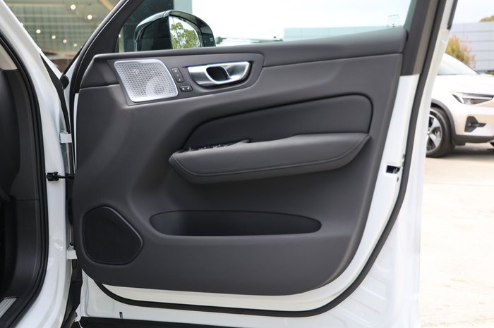 2026 Volvo XC60 Ultra T8 Plug-In Hybrid Dark