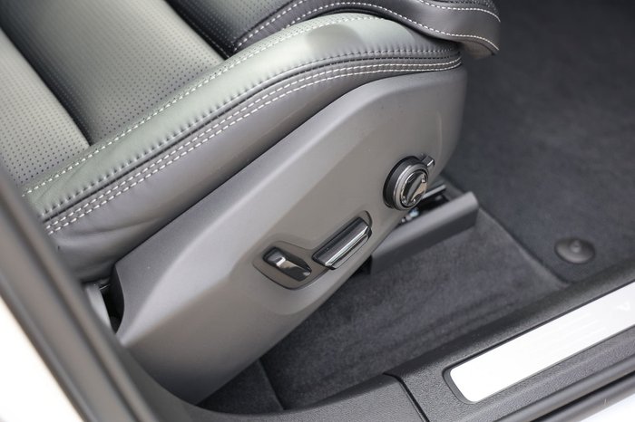 2026 Volvo XC60 Ultra T8 Plug-In Hybrid Dark