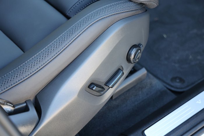 2025 Volvo XC60 Plus B5 Bright