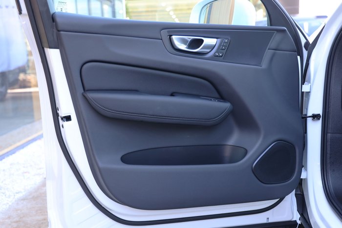 2025 Volvo XC60 Plus B5 Bright
