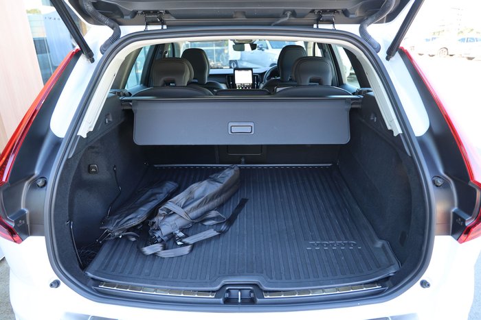 2025 Volvo XC60 Plus B5 Bright