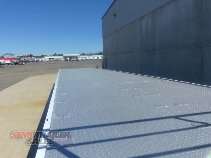 1999 Freighter 48FT Flat Top