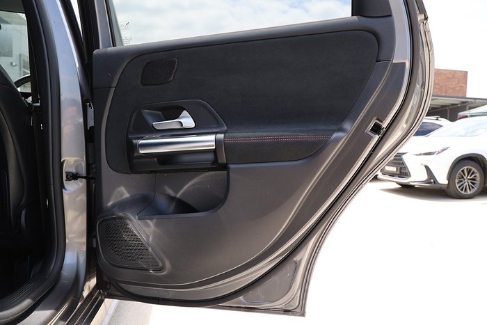 2020 MERCEDES-BENZ B180