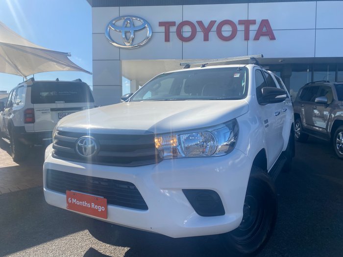 2017 TOYOTA HILUX SR (4x4)