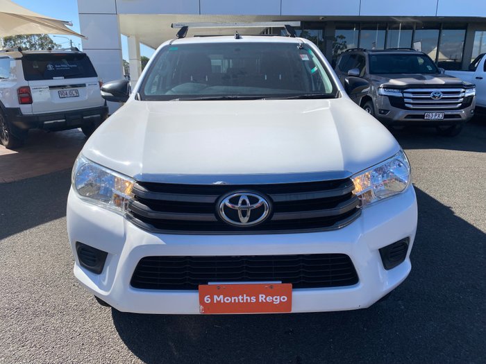 2017 TOYOTA HILUX SR (4x4)
