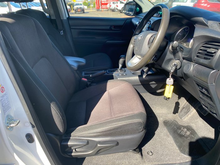 2017 TOYOTA HILUX SR (4x4)