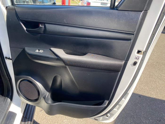 2017 TOYOTA HILUX SR (4x4)