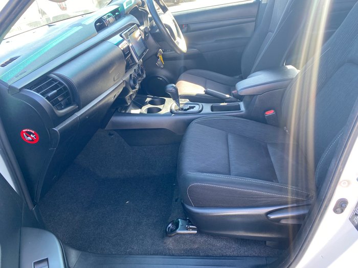 2017 TOYOTA HILUX SR (4x4)