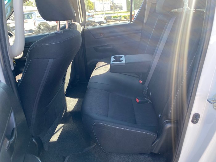 2017 TOYOTA HILUX SR (4x4)