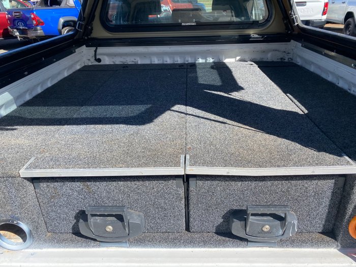 2017 TOYOTA HILUX SR (4x4)