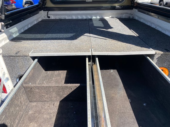 2017 TOYOTA HILUX SR (4x4)