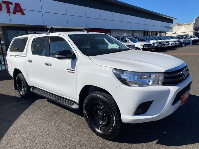 2017 TOYOTA HILUX SR (4x4)