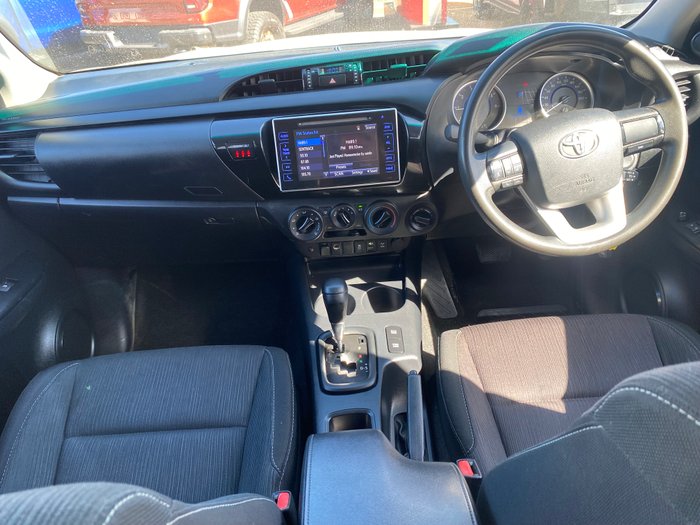 2017 TOYOTA HILUX SR (4x4)