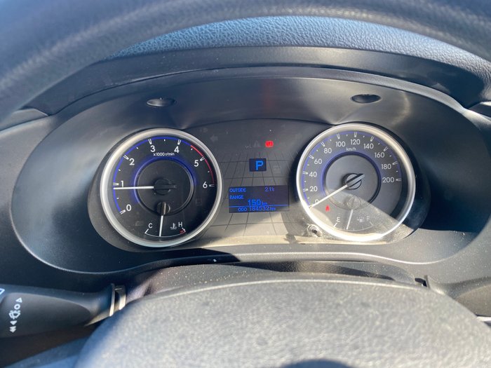 2017 TOYOTA HILUX SR (4x4)