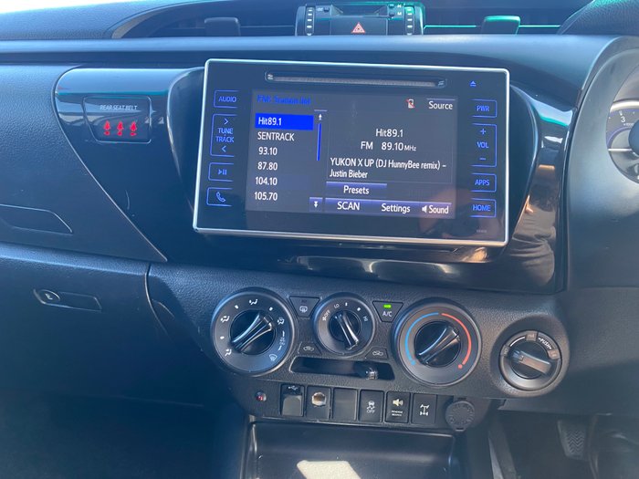 2017 TOYOTA HILUX SR (4x4)