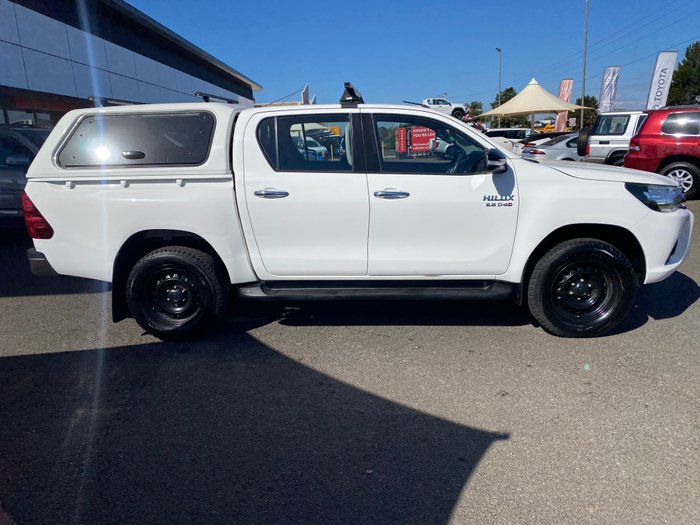 2017 TOYOTA HILUX SR (4x4)