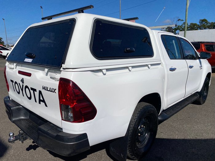 2017 TOYOTA HILUX SR (4x4)