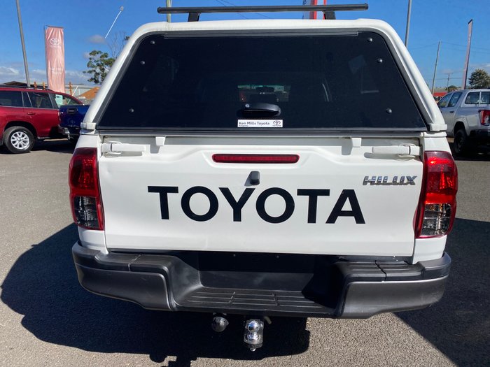 2017 TOYOTA HILUX SR (4x4)