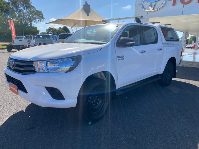 2017 TOYOTA HILUX SR (4x4)