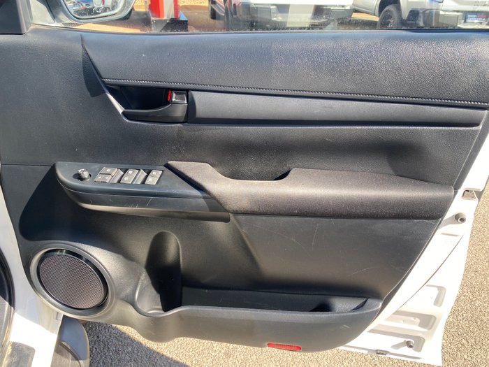 2017 TOYOTA HILUX SR (4x4)