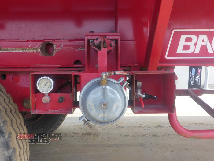2002 Barker Extendable Flat Top Trailer
