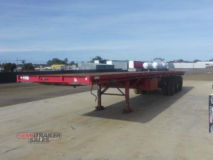 2002 Barker Extendable Flat Top Trailer