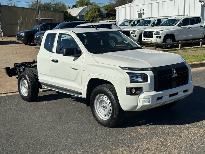 2025 MITSUBISHI TRITON GLX