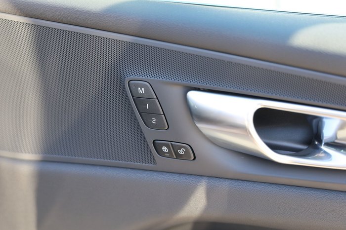 2025 Volvo XC60 Plus B5 Bright