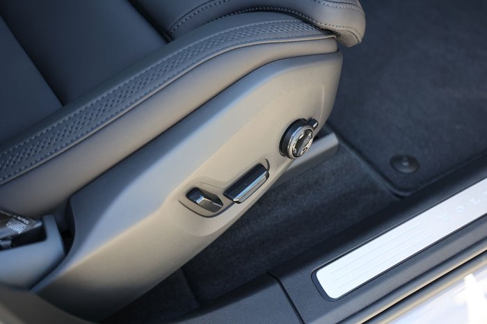 2025 Volvo XC60 Plus B5 Bright