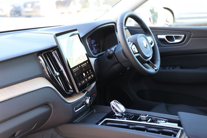 2025 Volvo XC60 Plus B5 Bright