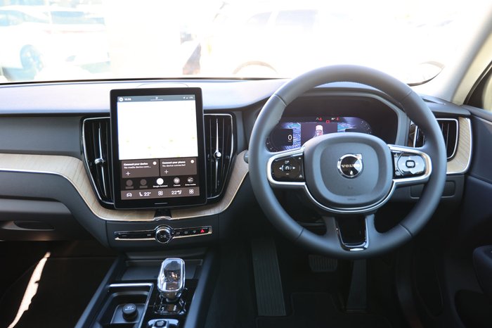 2025 Volvo XC60 Plus B5 Bright