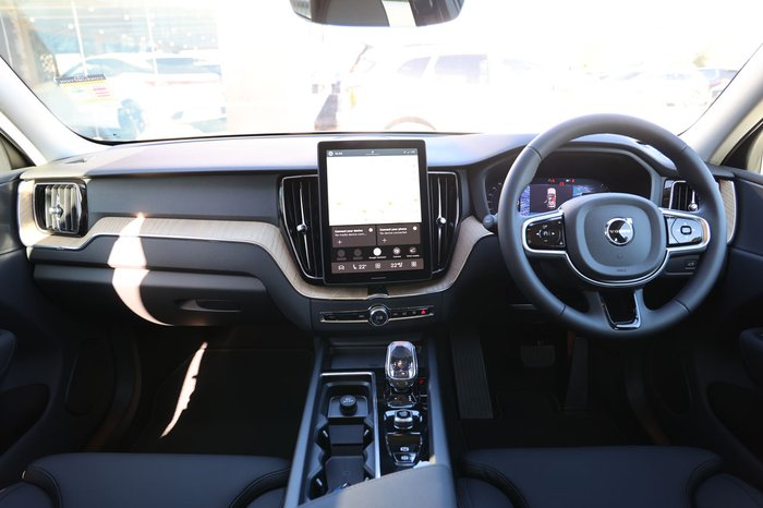 2025 Volvo XC60 Plus B5 Bright