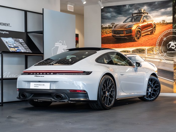 2025 Porsche 911 Carrera
