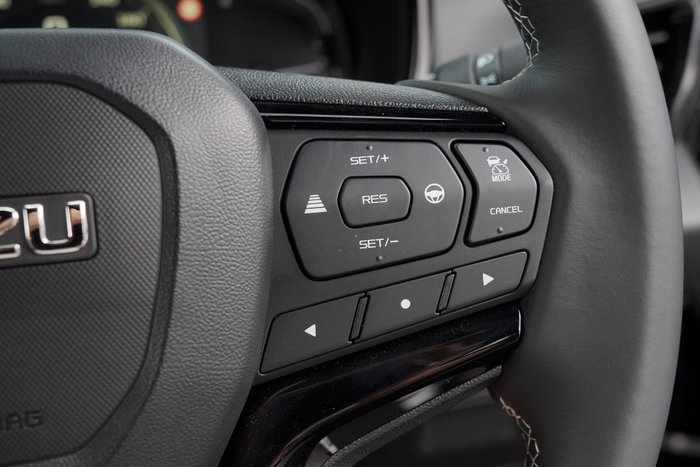 2025 Isuzu D-MAX BLADE