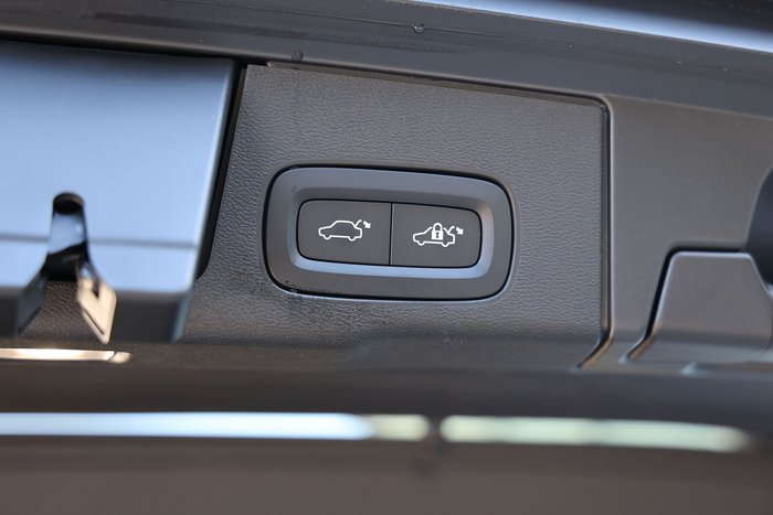2026 Volvo XC60 Ultra T8 Plug-In Hybrid Dark