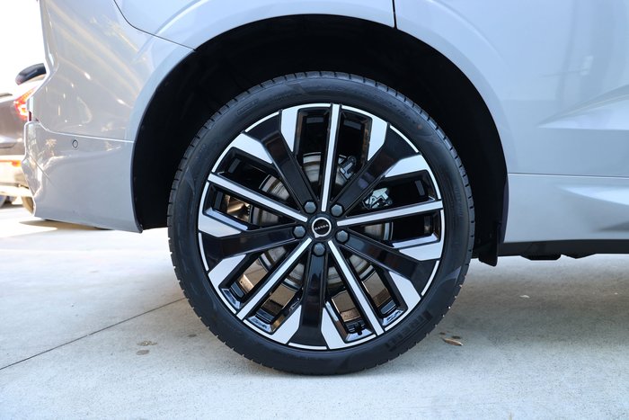 2026 Volvo XC60 Ultra T8 Plug-In Hybrid Dark