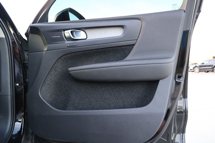 2022 Volvo XC40 Ultimate B5 Dark