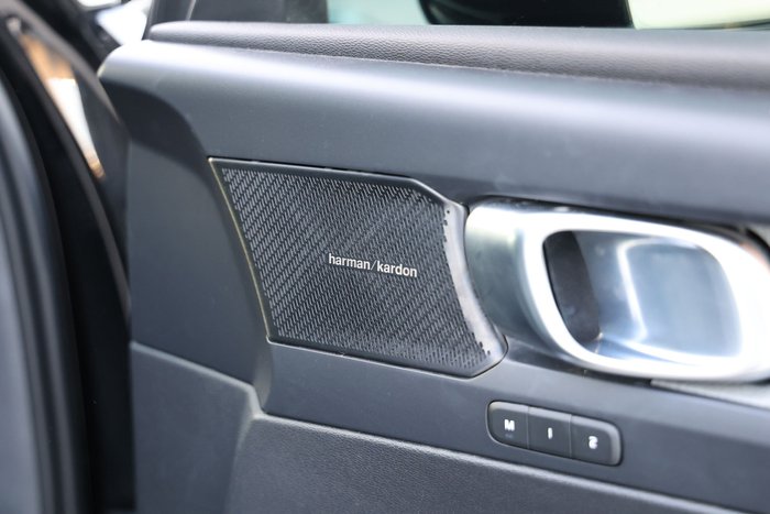 2022 Volvo XC40 Ultimate B5 Dark