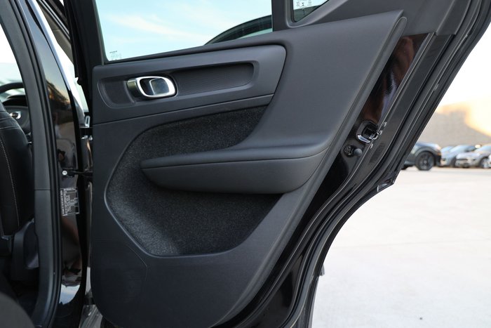 2022 Volvo XC40 Ultimate B5 Dark