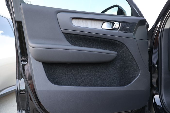2022 Volvo XC40 Ultimate B5 Dark