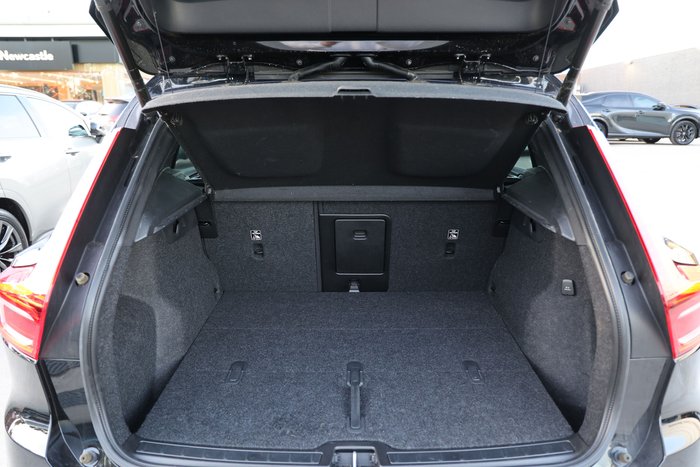 2022 Volvo XC40 Ultimate B5 Dark