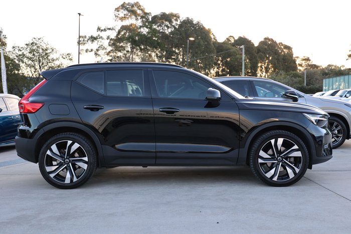 2022 Volvo XC40 Ultimate B5 Dark