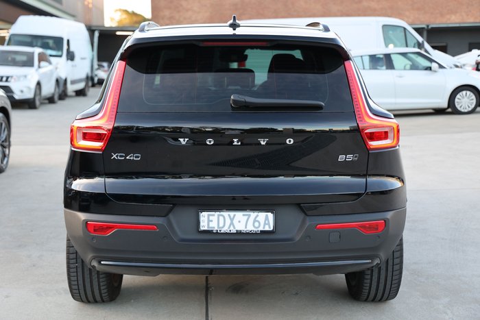 2022 Volvo XC40 Ultimate B5 Dark