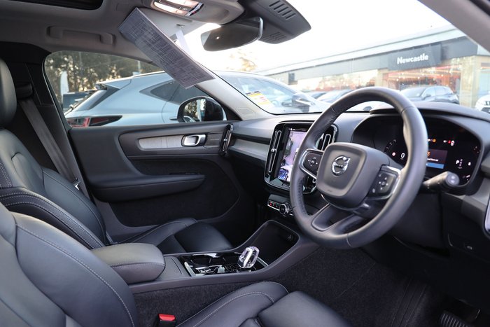 2022 Volvo XC40 Ultimate B5 Dark