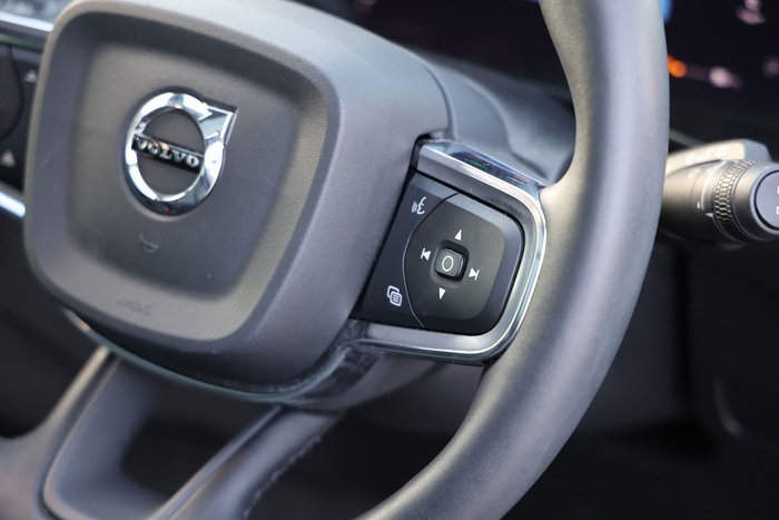 2022 Volvo XC40 Ultimate B5 Dark