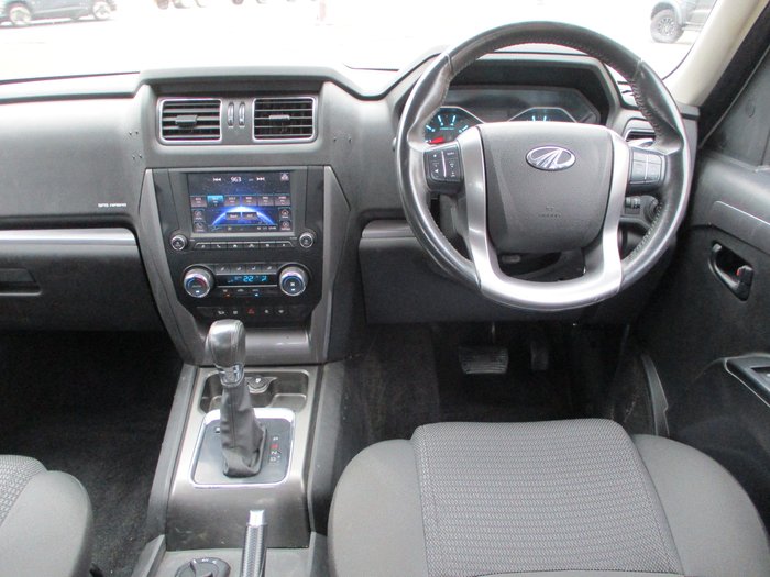2022 Mahindra PIK-UP S11 White